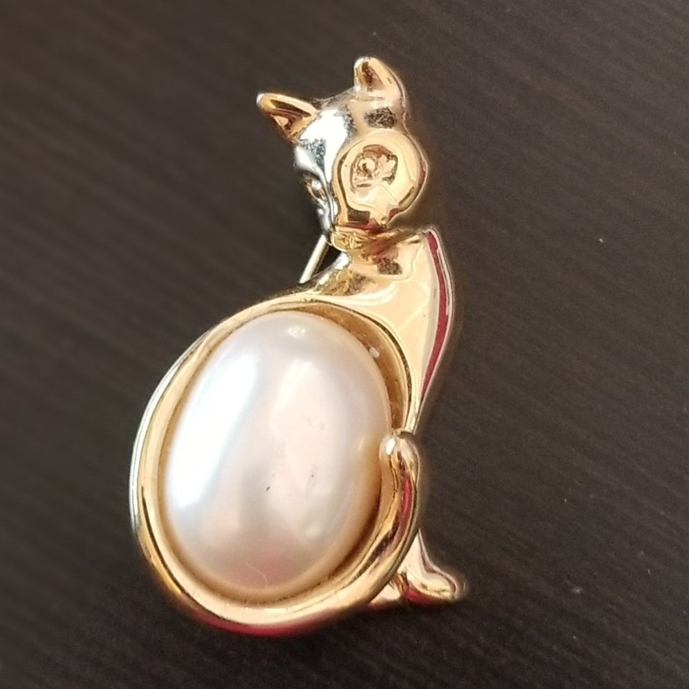 Vintage gold toned cat brooch with faux Mabe pearl